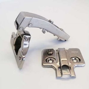 Bisagra de Cazoleta Recta de 35 mm Para Rinconera Baja Abierta