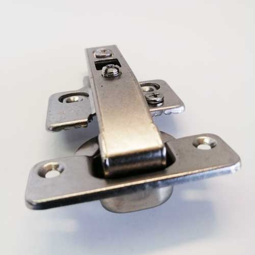 Bisagra de Cazoleta Recta de 35 mm Para Rinconera Baja Vista Frontal