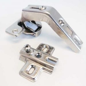 Bisagra de Cazoleta Super Acodada de 35 mm Para Rinconera Baja Vista General Cerrada